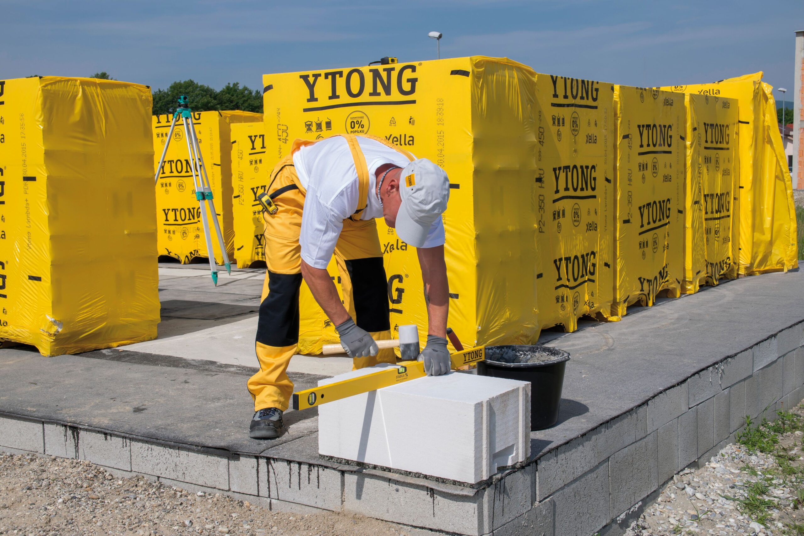 Stabilizace tvárnice - 
Tvárnici stabilizujeme poklepem gumovým kladivem. Kontrolujeme přitom vodorovnost tvárnice v obou směrech.
