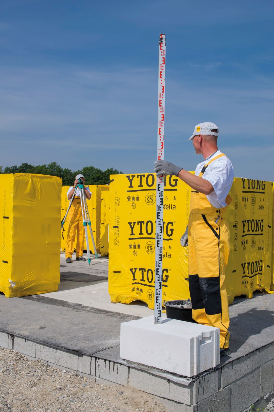 Kontrola uložení - Zkontrolujeme výškové osazení tvárnic ve všech rozích. Ideální je použít nivelační přístroj nebo rotační laser.