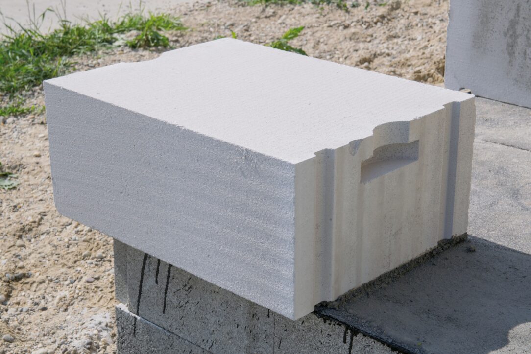 Alternativní uložení - Alternativním řešením založení může být předsazení první řady tvárnic přes základ, do vzdálenosti ⅕, po statickém posouzení u lehkých staveb typu bungalow až do ¼ tloušťky tvárnice.