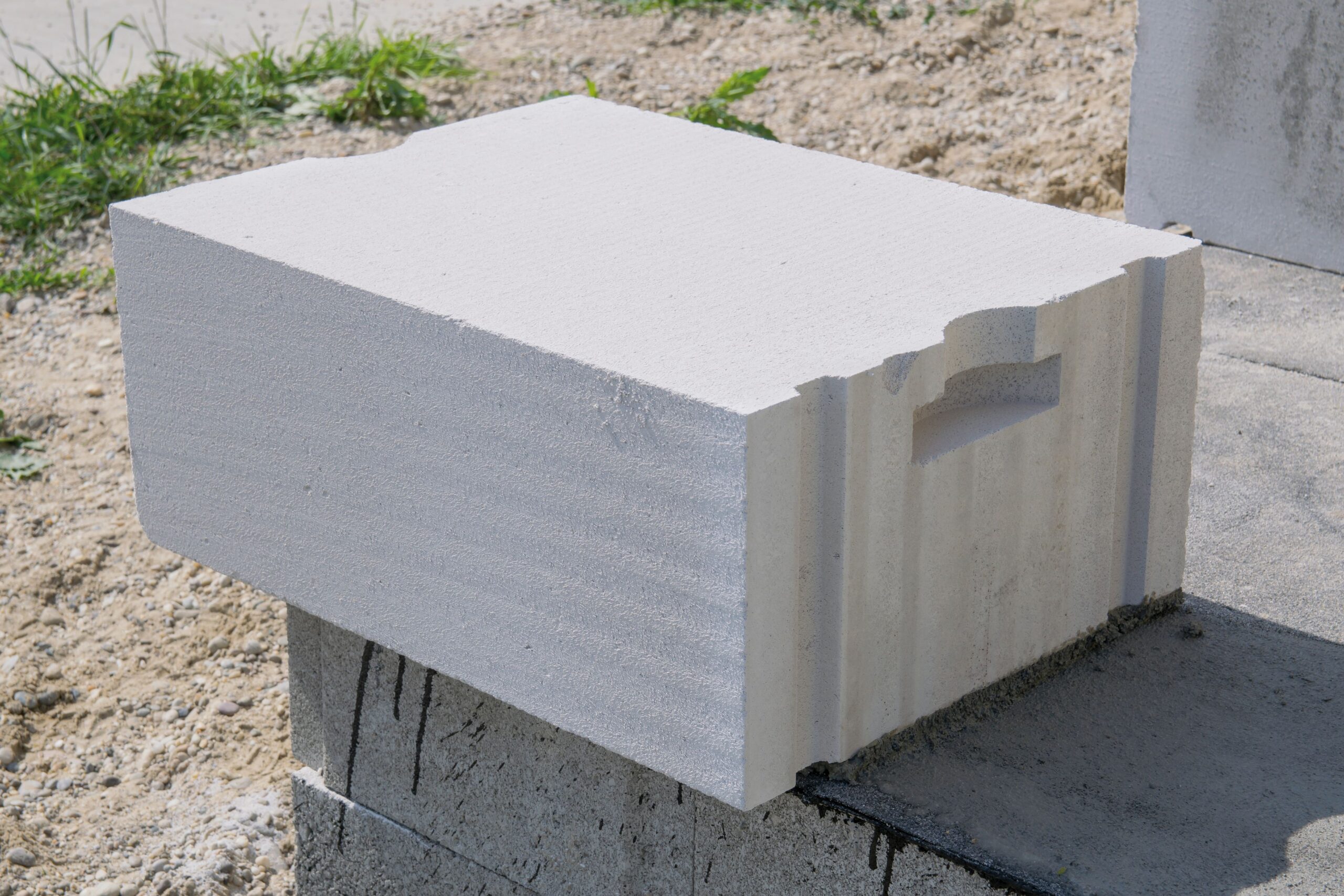 Alternativní uložení - 
Alternativním řešením založení může být předsazení první řady tvárnic přes základ, do vzdálenosti ⅕, po statickém posouzení u lehkých staveb typu bungalow až do ¼ tloušťky tvárnice.
