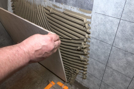 Lepení velkoformátové keramické dlaždice do flexibilního lepidla