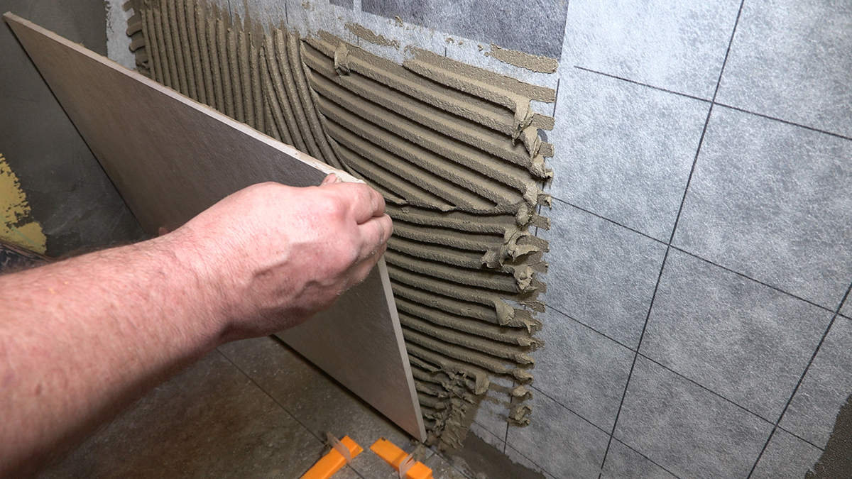 Lepení velkoformátové keramické dlaždice do flexibilního lepidla