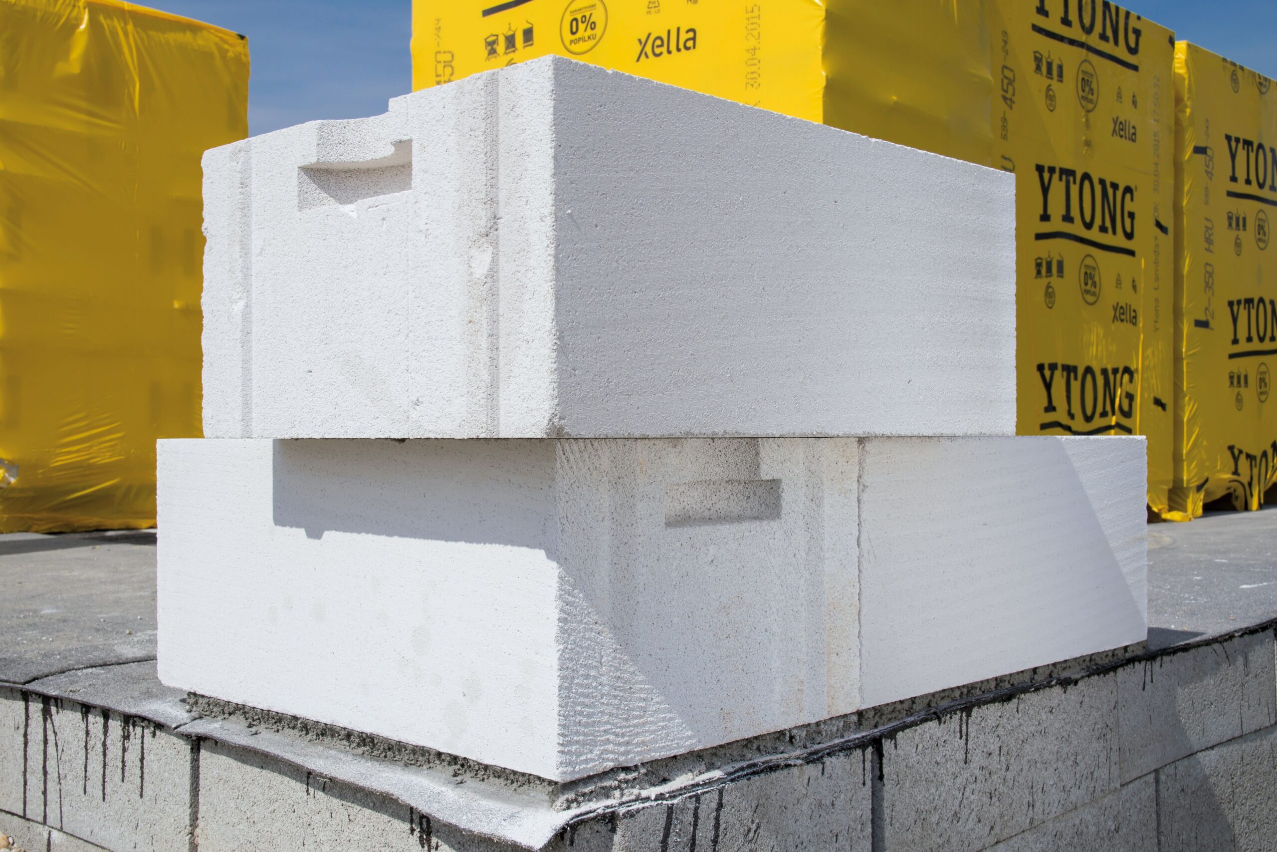 Další zdění - 
Tytéž zásady platí i pro předsazování ve druhé řadě. První řada je z menší tloušťky tvárnic, tak aby zdivo ze strany interiéru lícovalo a vytvořili jsme prostor pro zateplení soklu.
