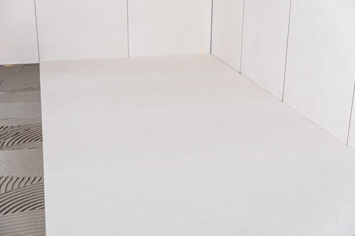 Nově položená keramická dlažba v koupelně po dokončení pokládky