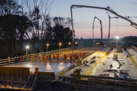 Betonáž mostní desky na dálnici D35 v nočních hodinách s využitím mrazuvzdorného betonu C30/37 XF2 a koordinovanou logistikou.