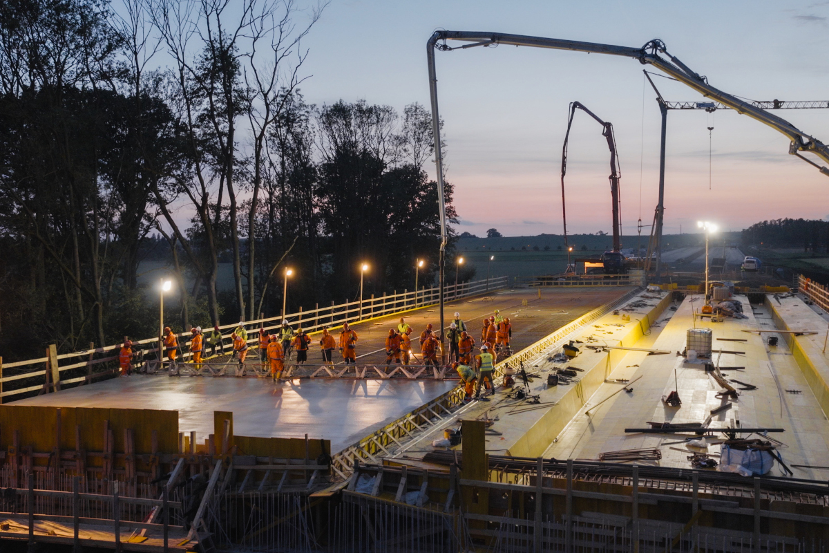 Betonáž mostní desky na dálnici D35 v nočních hodinách s využitím mrazuvzdorného betonu C30/37 XF2 a koordinovanou logistikou.