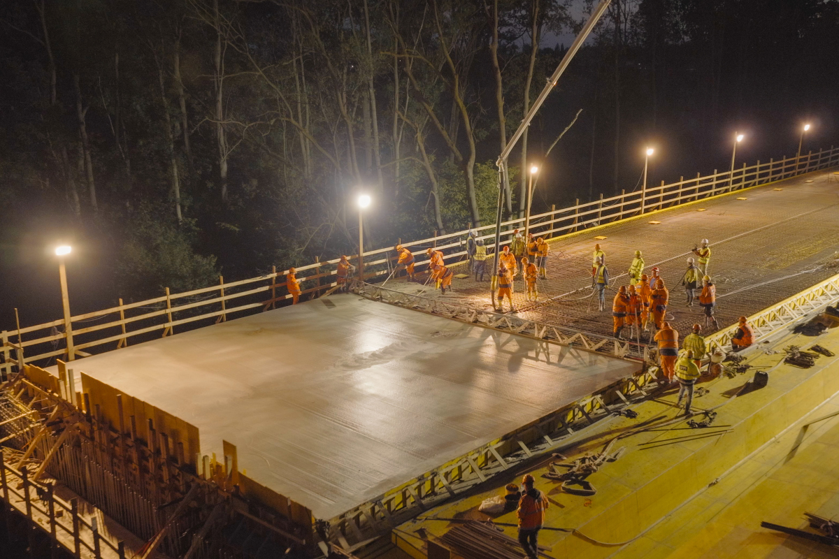 Detail noční betonáže mostní desky na dálnici D35 Hořice–Sadová s ukládáním mrazuvzdorného betonu C30/37 XF2 a finální úpravou povrchu.