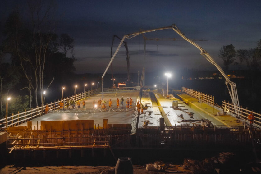 Noční betonáž mostní konstrukce na D35 s nasazením autodomíchávačů a čerpadel betonu při minimálním provozu.