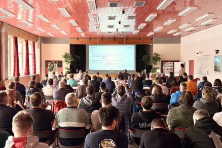 Odborný workshop o průmyslových podlahách ve školícím centru s plným sálem účastníků během odborné prezentace o návrhu a realizaci betonových podlah.