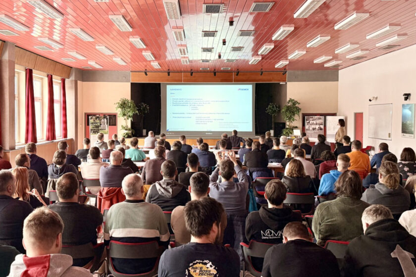 Odborný workshop o průmyslových podlahách ve školícím centru s plným sálem účastníků během odborné prezentace o návrhu a realizaci betonových podlah.