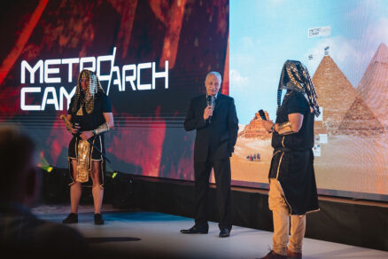 Hostem loňského ročníku byl egyptský velvyslanec na Slovensku A. A. Kamel. Na snímku je společně s hlavními organizátory konference – Jánem Michlíkem ze společnosti Phillip a.s. a Igorem Stanekem z CHASTIA.