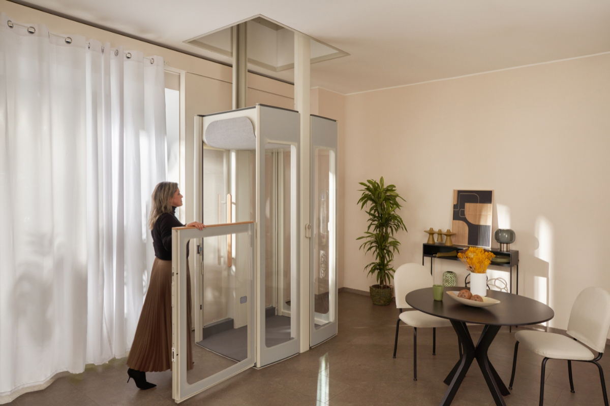 Uplifts S3, kompaktní, ale prostorný domácí výtah pro až tři uživatele.