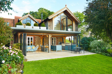 Rekonstrukce venkovského domu s moderní skleněnou přístavbou