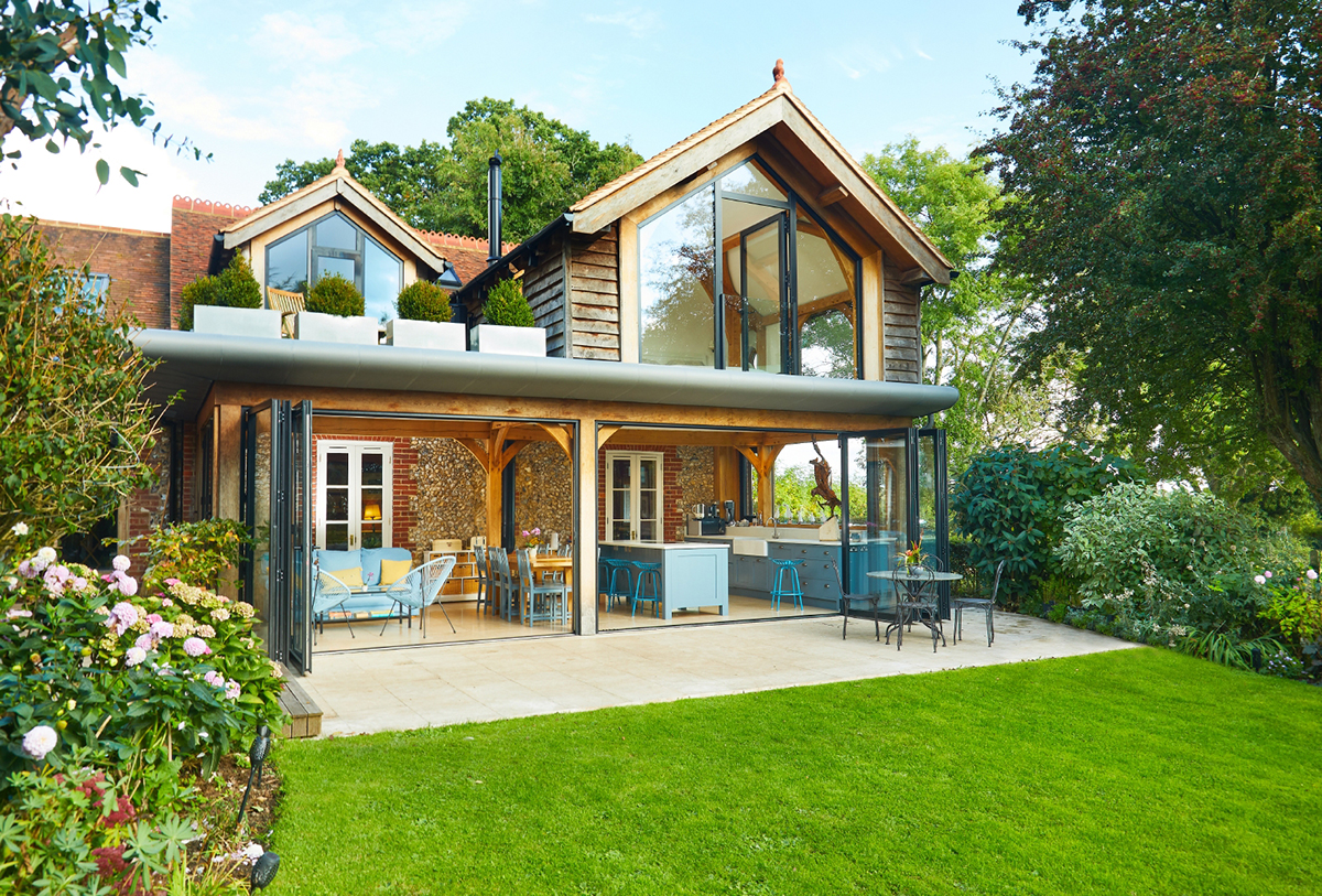 Rekonstrukce venkovského domu s moderní skleněnou přístavbou