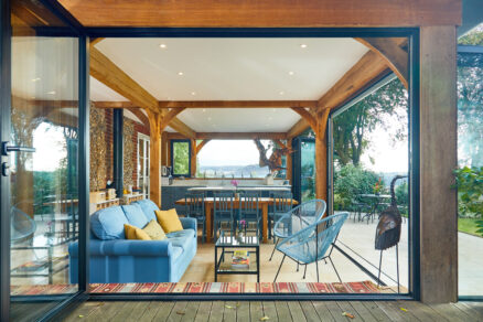 Otevřený obytný prostor propojený se zahradou díky prosklení