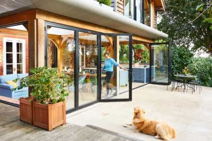 Prosklená přístavba venkovského domu s posuvnými dveřmi