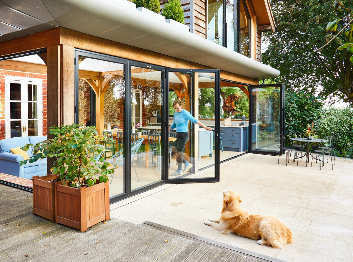 Prosklená přístavba venkovského domu s posuvnými dveřmi