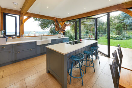 Kuchyně s výhledem do zahrady a velkými okny od podlahy ke stropu