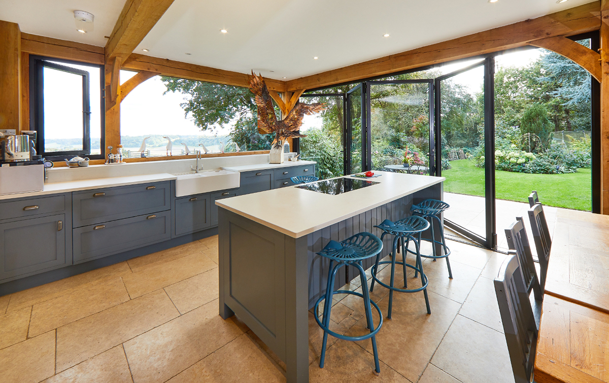 Kuchyně s výhledem do zahrady a velkými okny od podlahy ke stropu