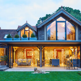 Moderní přístavba venkovského domu s velkoformátovým zasklením