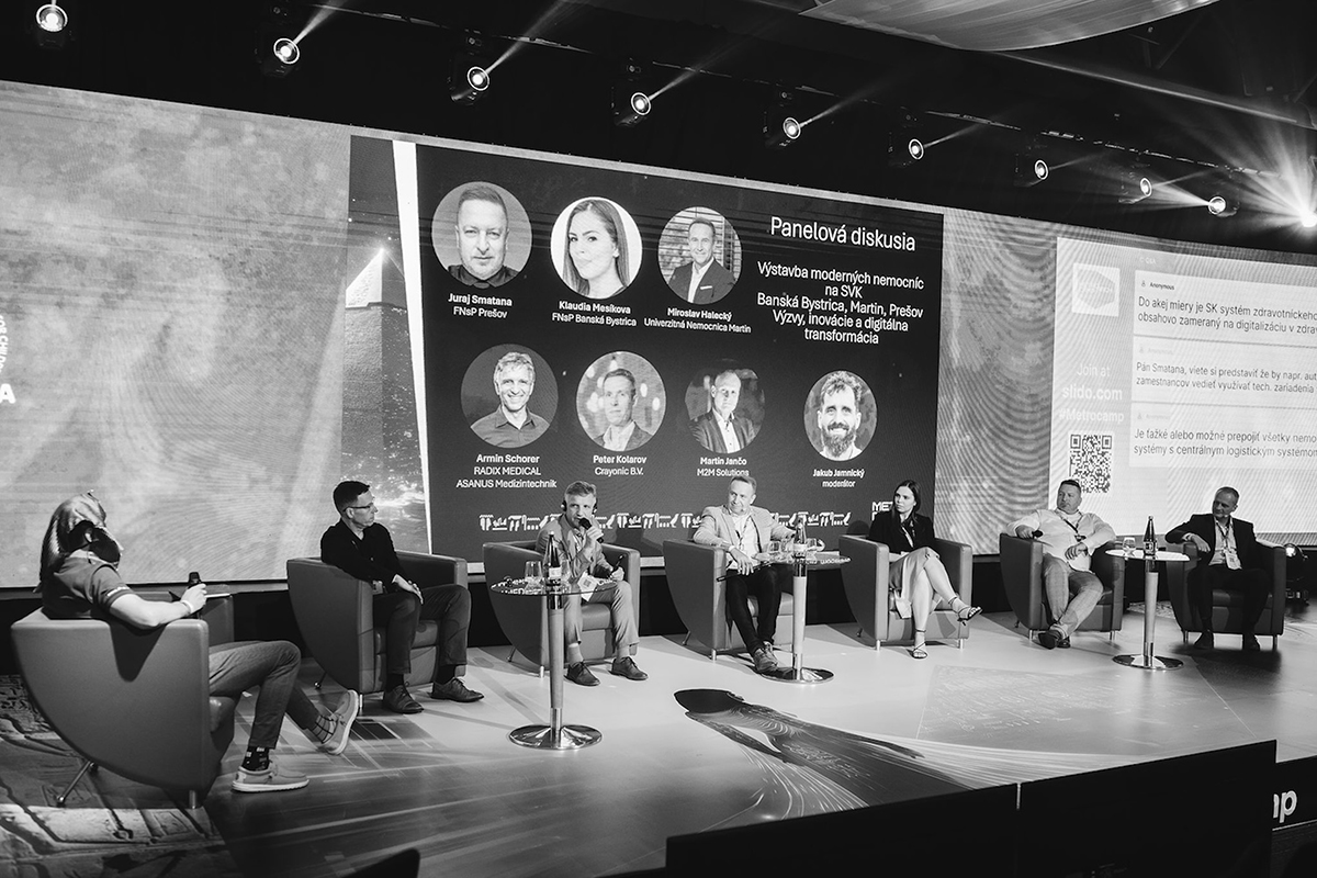 Program letos zahrnuje dvě panelové diskuse – první věnovanou využití technologií s důrazem na soukromí obyvatel a druhou tématu měst a jejich infrastruktury v éře klimatických změn.