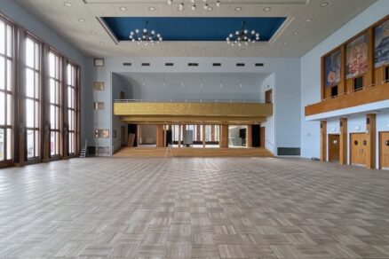 Barevné řešení vychází z historických sond původních maleb