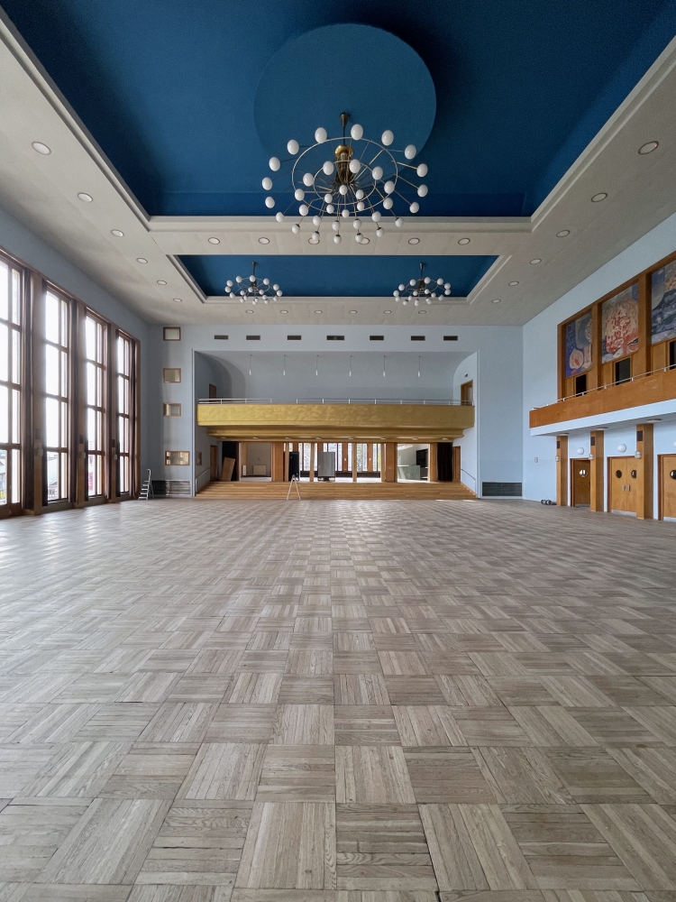 Barevné řešení vychází z historických sond původních maleb