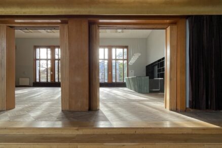 Vstupní foyer s obnovenou barevností a restaurovanými lustry