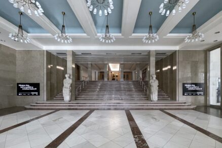 Leptané skleněné reliéfy ve foyer patří k nejcennějším prvkům interiéru