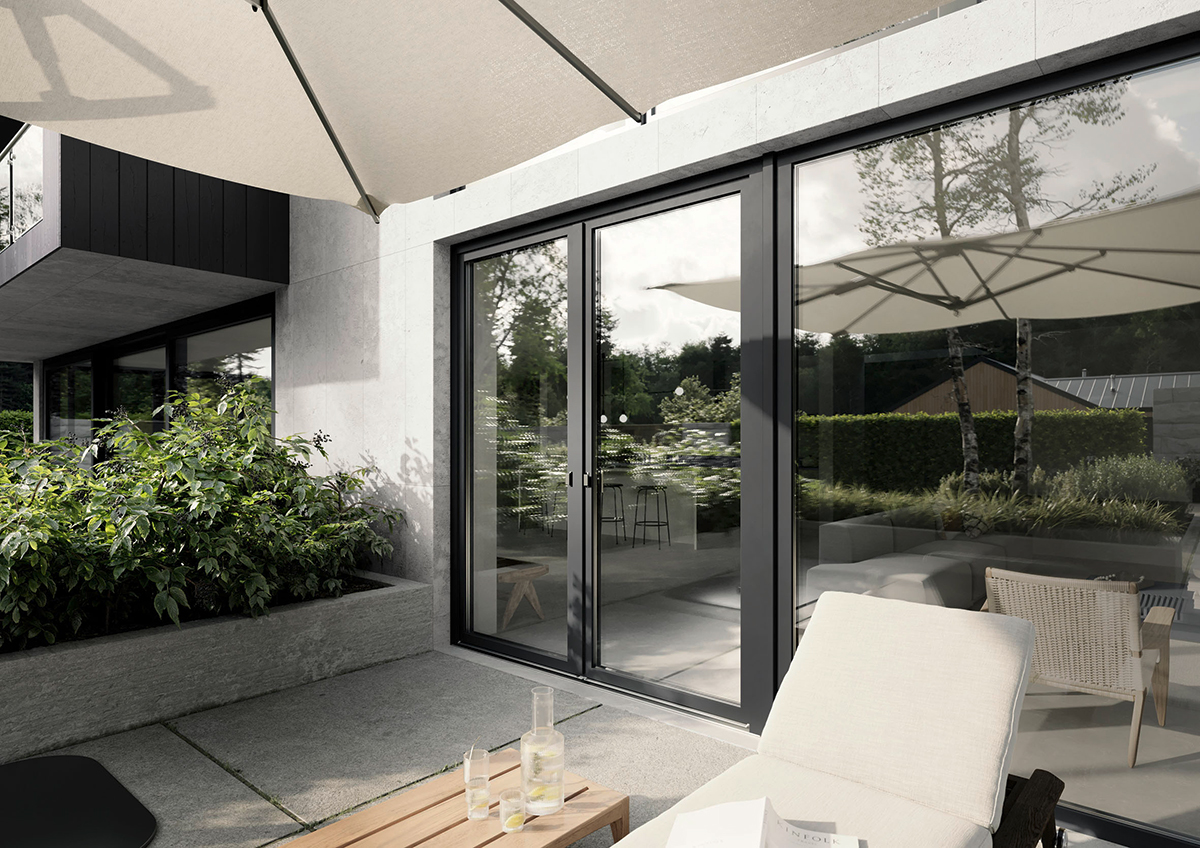 Terasa rodinného domu s velkými posuvnými dveřmi v kompozitním okenním systému