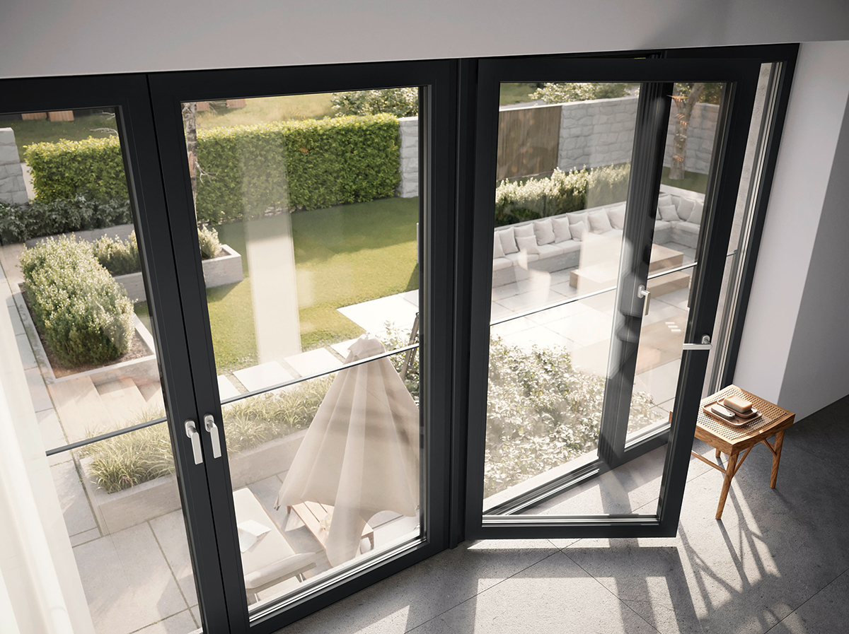Velkoformátové balkonové dveře v kompozitním okenním systému s výhledem do moderní zahrady rodinného domu