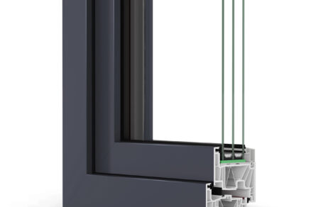Detail kompozitního okenního profilu s trojsklem pro energeticky úsporná okna