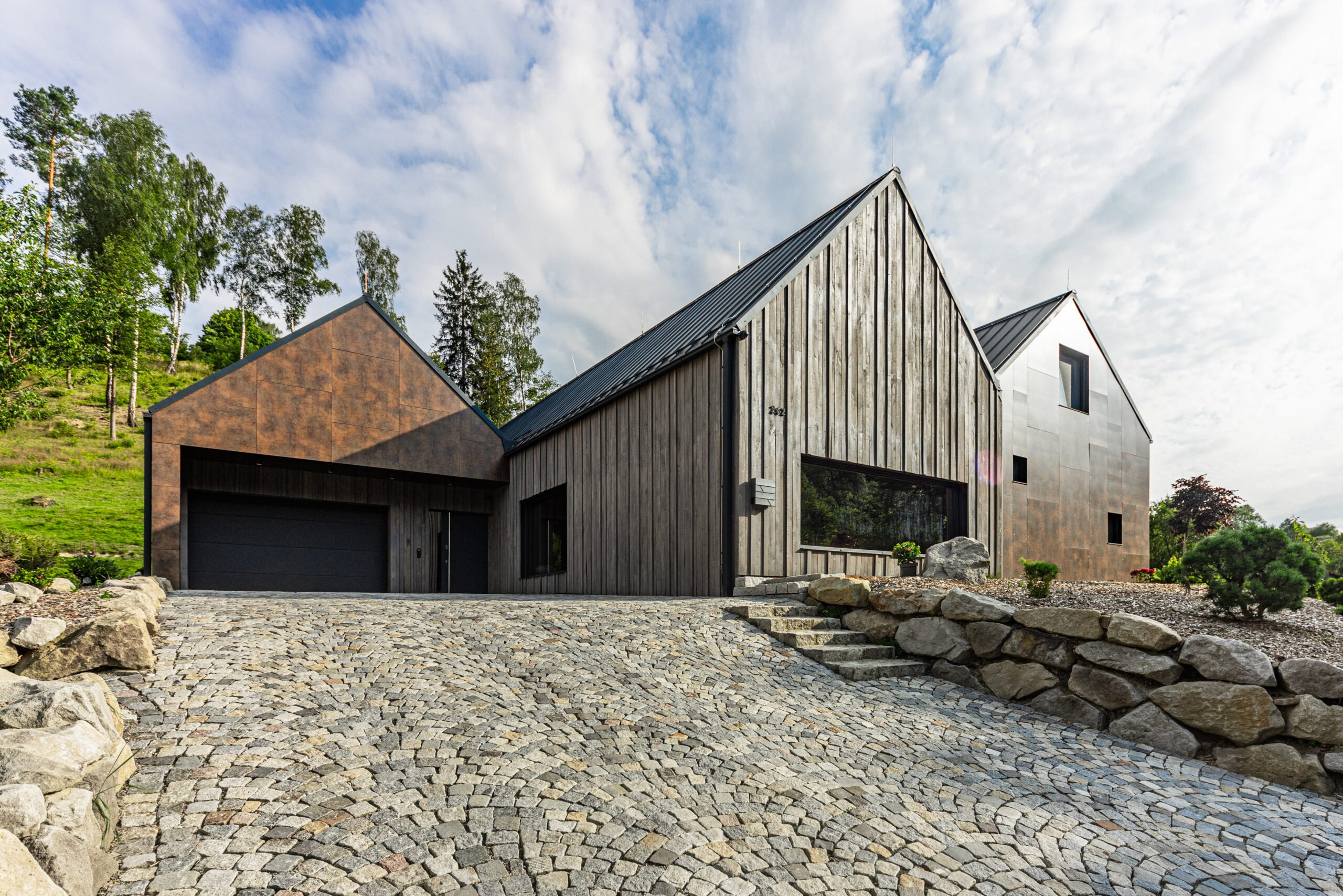 Hmotové řešení rozdělené do tří funkčních celků