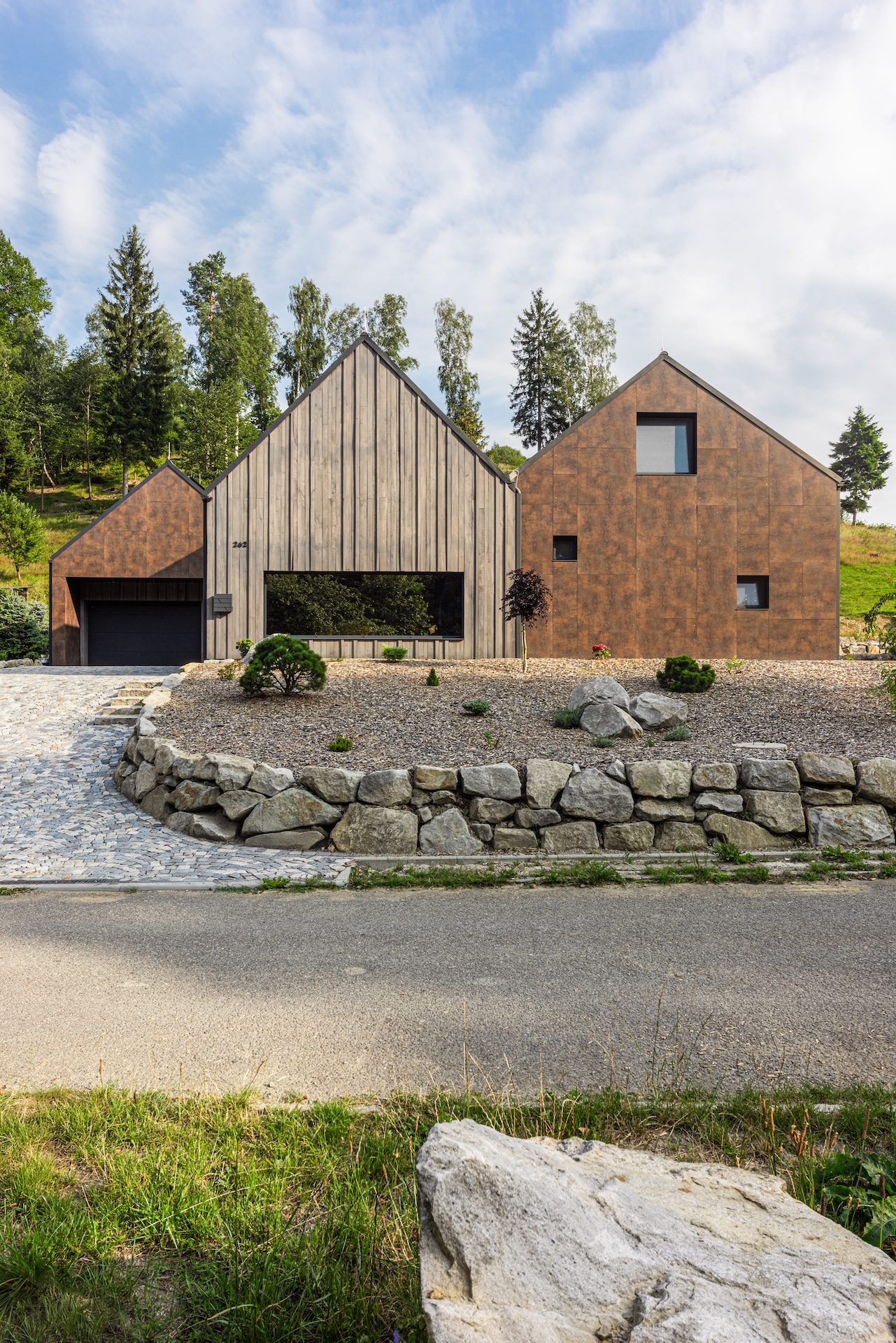 Výrazná silueta domu inspirovaná tvarem pily