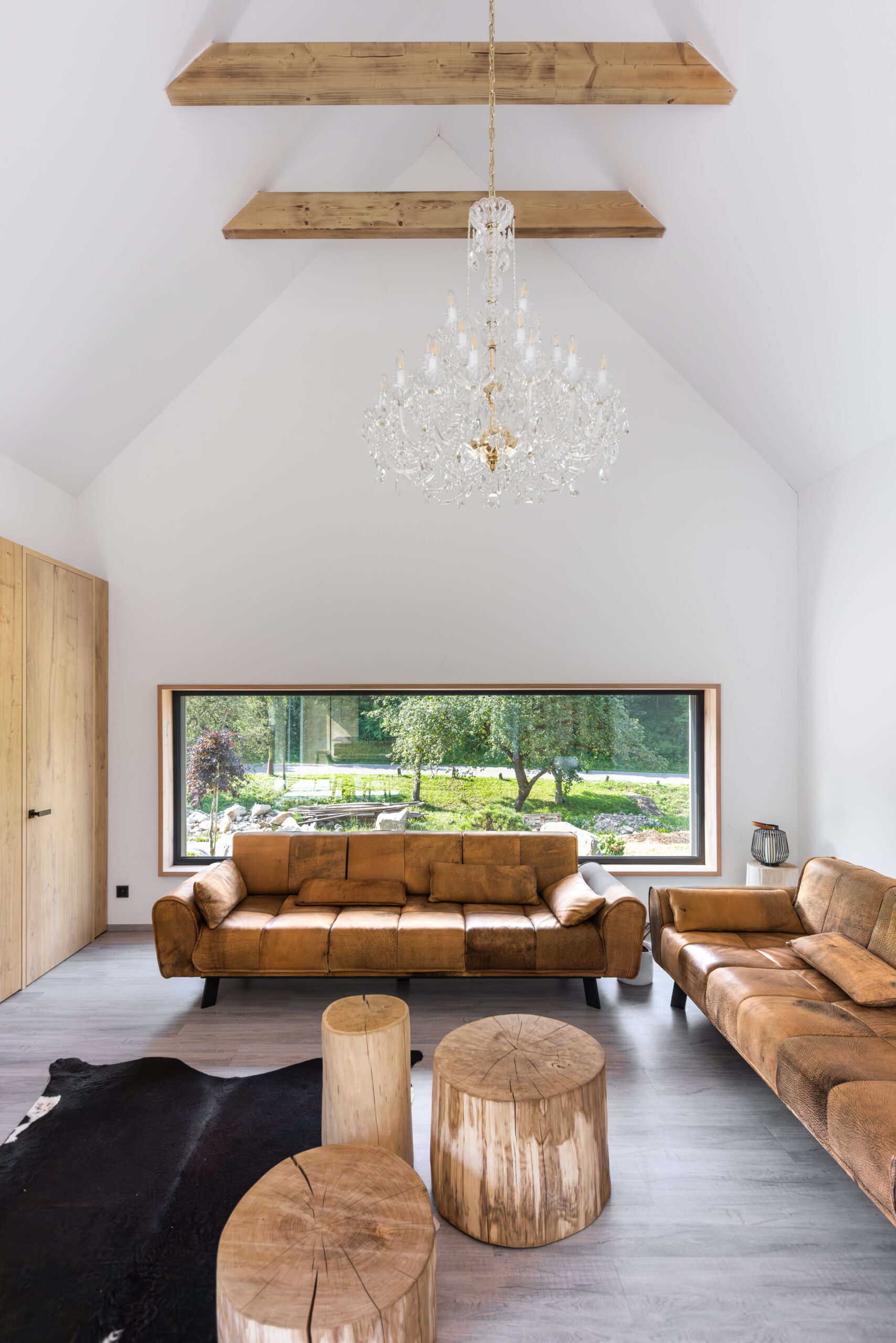 Velkoformátová okna rámující výhled do údolí