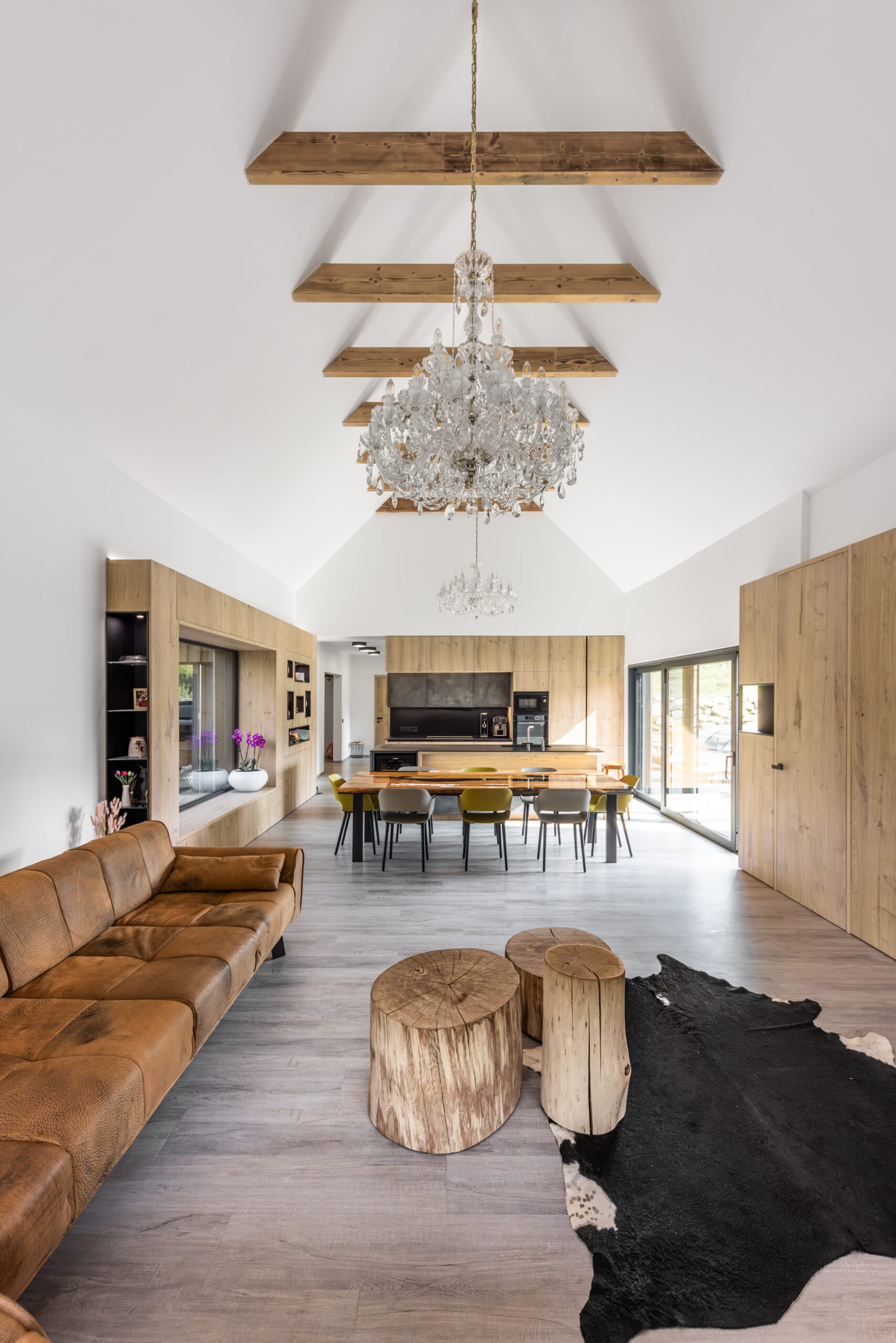 Otevřený obytný prostor s přiznaným krovem