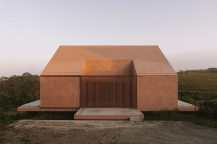 Vstup do domu je záměrně skromný a nenápadný, čímž kontrastuje s velkorysostí prostoru uvnitř.