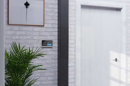 Dotyková videostanice Hager intercom view v moderním bytovém interiéru