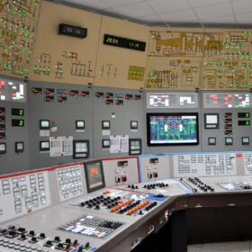 Velín jaderné elektrárny s řídicím systémem pro kontrolu a řízení provozu energetického bloku