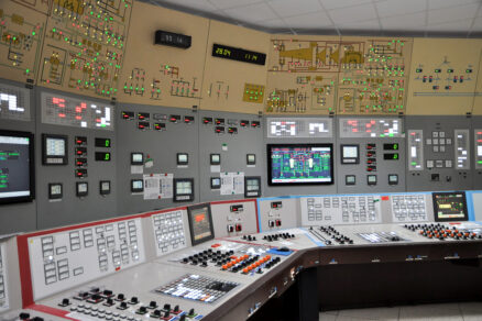 Velín jaderné elektrárny s řídicím systémem pro kontrolu a řízení provozu energetického bloku
