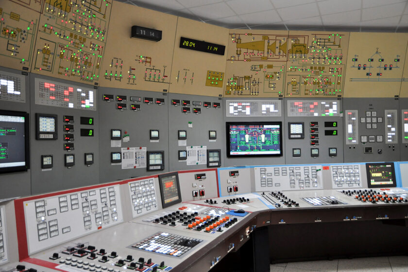 Velín jaderné elektrárny s řídicím systémem pro kontrolu a řízení provozu energetického bloku