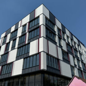 Administrativní budova s moderní fasádou a velkými okenními plochami v současné architektuře