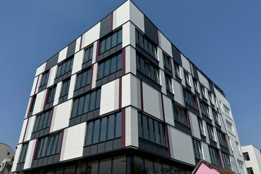 Administrativní budova s moderní fasádou a velkými okenními plochami v současné architektuře