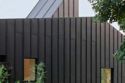 Detail fasády z titanzinku RHEINZINK s vertikálními drážkami na minimalistickém rodinném domě