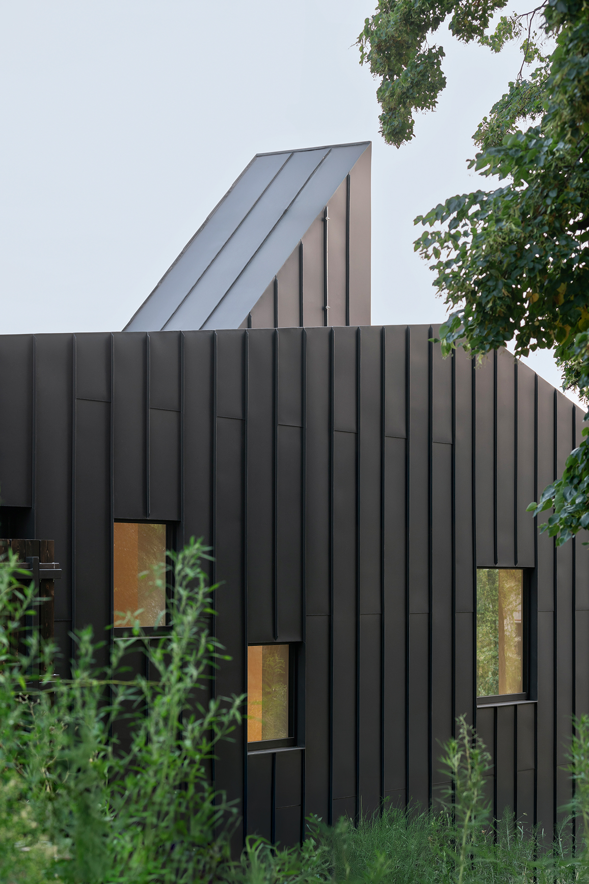 Detail fasády z titanzinku RHEINZINK s vertikálními drážkami na minimalistickém rodinném domě