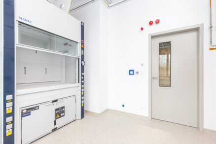 Technické dveře v zázemí budovy s bezpečnostními a provozními prvky