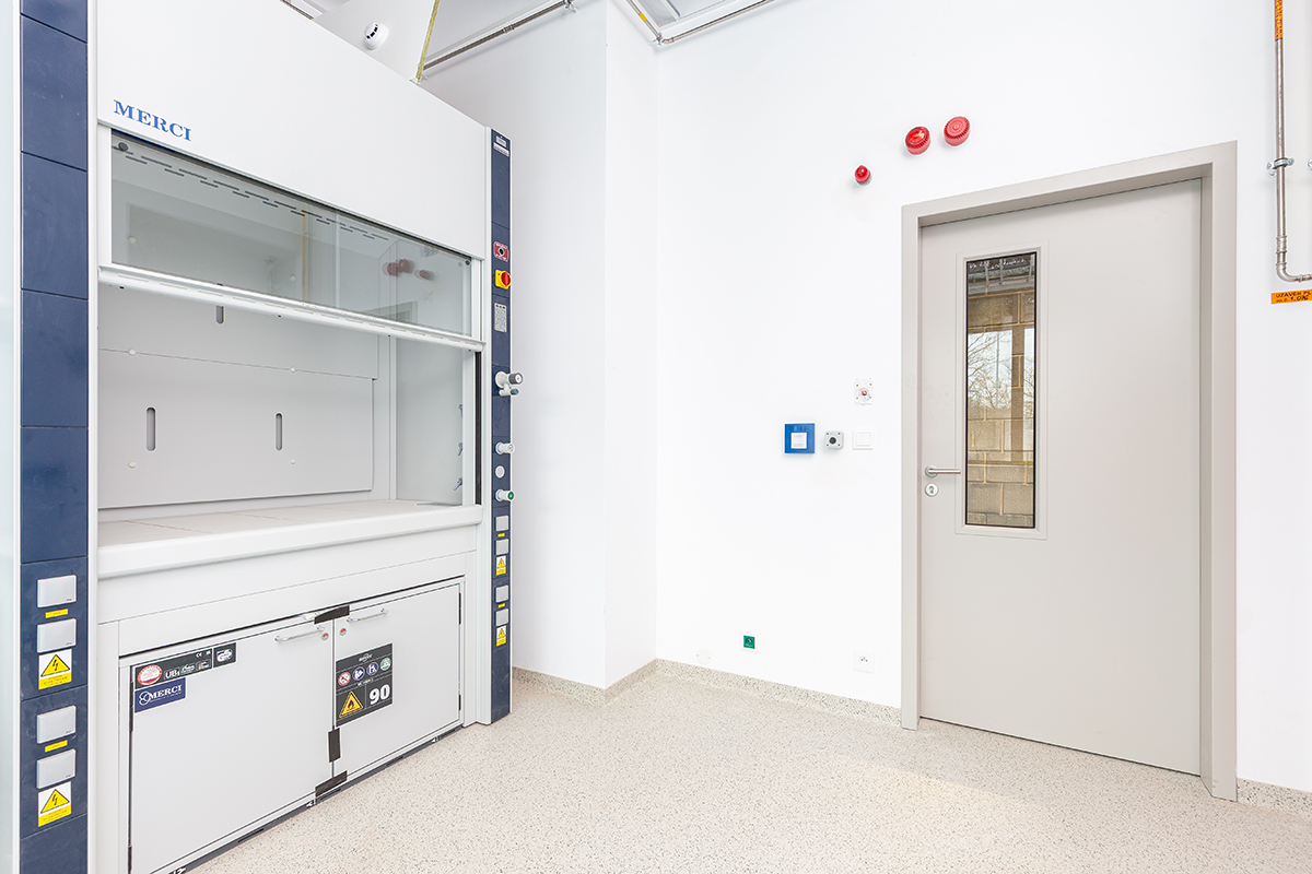 Nové pracoviště MEPHARED II Univerzity Karlovy v královehradeckém kampusu s 1514 technickými dřevěnými a kovovými dveřmi SAPELI v bezfalcovém provedení v kovových zárubních. 