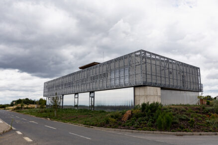 Administrativní objekt s prefabrikovanou konstrukcí a kovovou fasádou v průmyslové zóně.