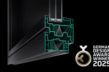 Technický řez kompozitním okenním systémem s vícekomorovým profilem a izolačním trojsklem