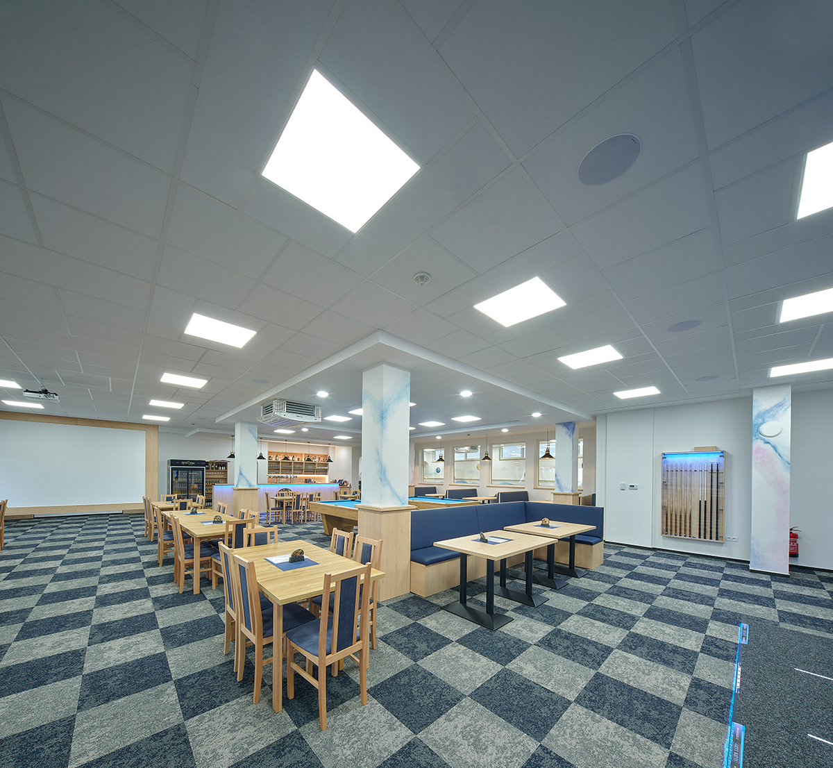 Jídelna s akustickým podhledem a rovnoměrným osvětlením prostoru